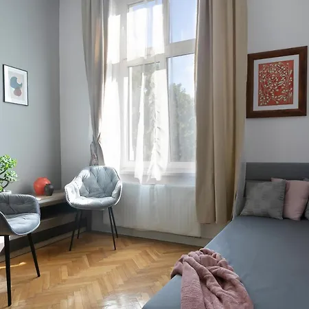 Large Next To Main Station - 85 M2 *