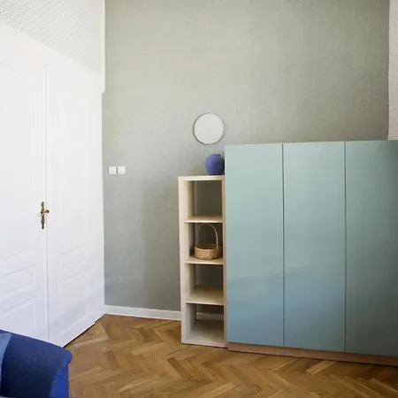 Large Next To Main Station - 85 M2 Apartment *