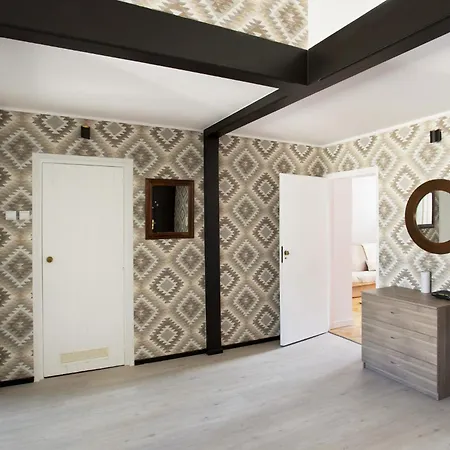 Large Next To Main Station - 85 M2 アパート