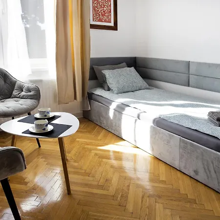 Large Next To Main Station - 85 M2 *