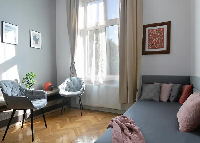 Large Next To Main Station - 85 M2 *